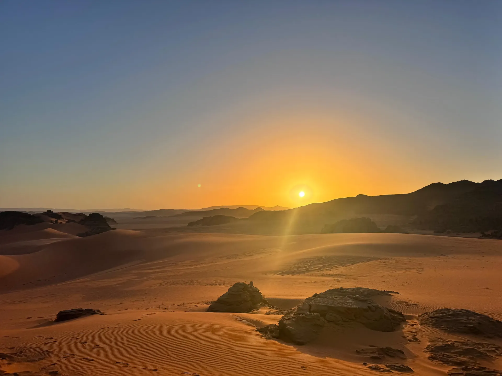Coucher de soleil sur les dunes de la Tadrart Rouge, Djanet Algérie